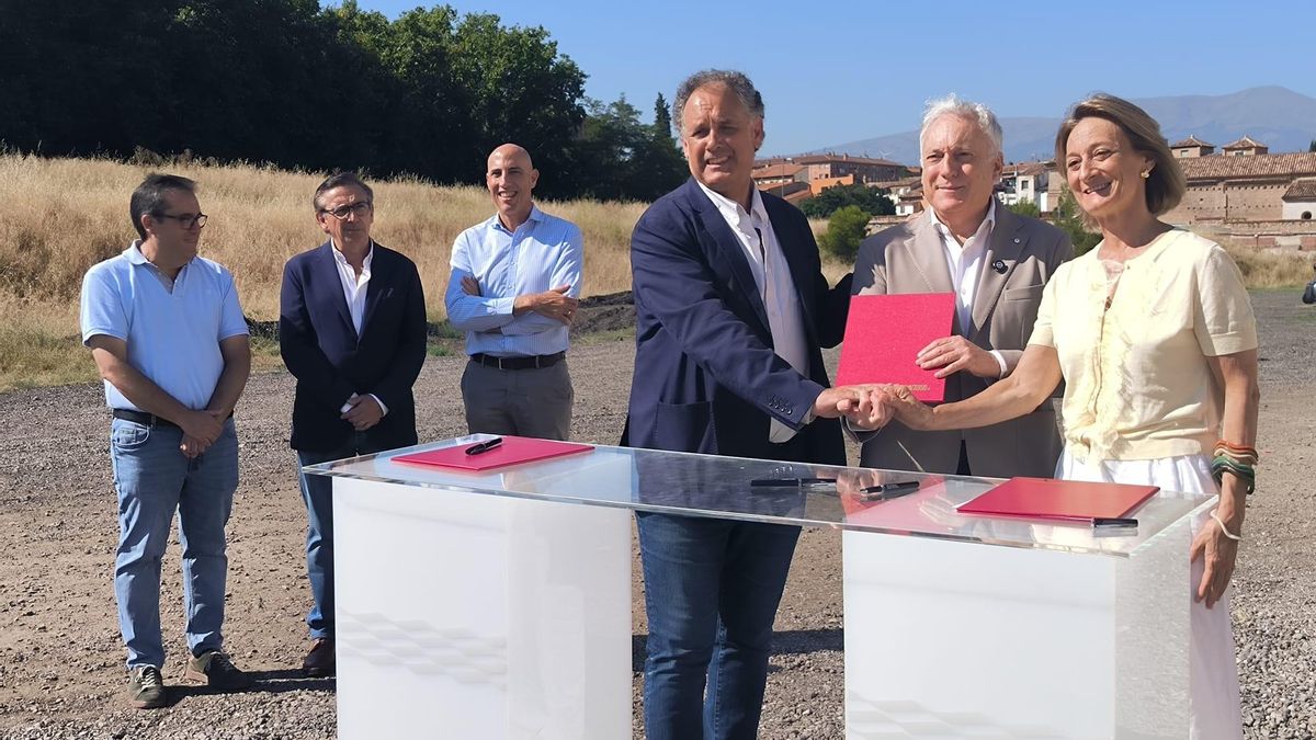 Tono Jaray, Octavio López e Inmaculada Aured, en la firma de este viernes.
