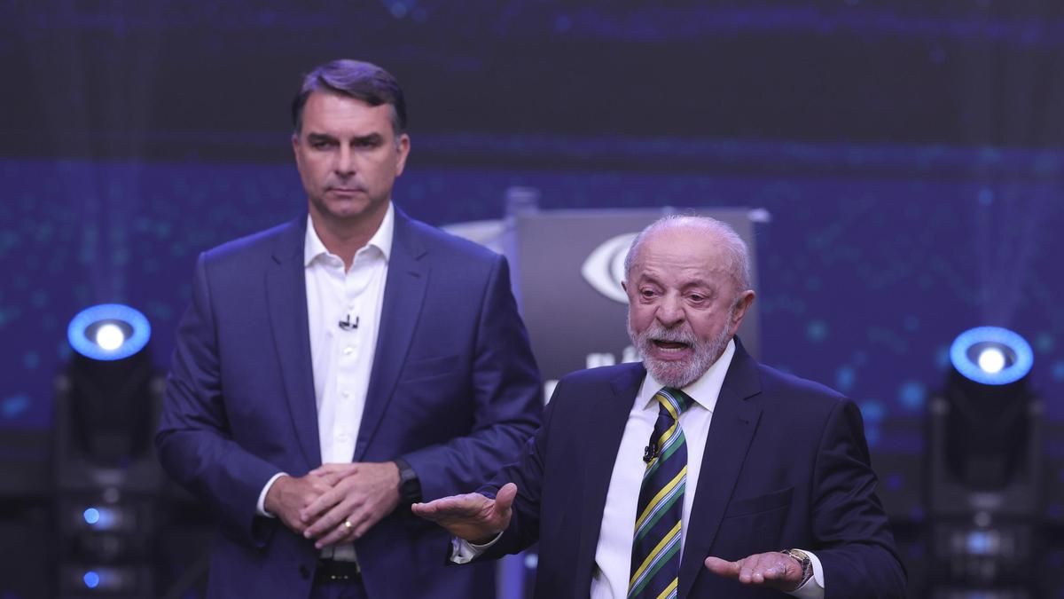 Fotografía del presidente de Brasil y candidato a la reelección, Luiz Inácio Lula da Silva, y el opositor Flávio Bolsonaro durante un debate electoral. 