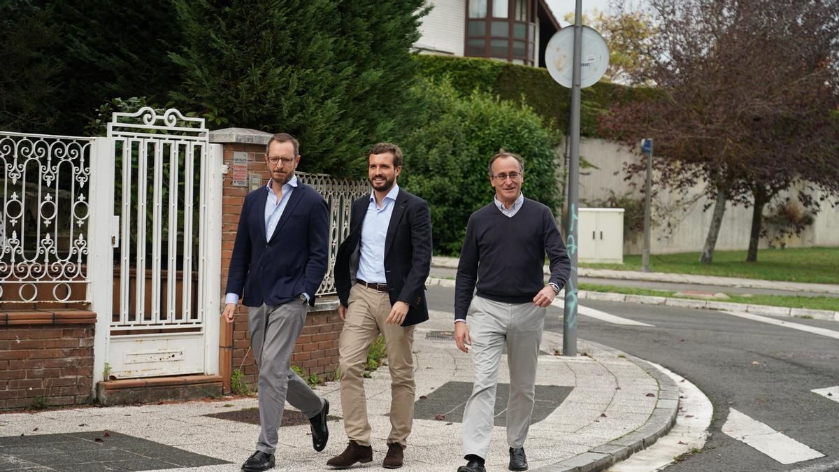 Javier Maroto, Pablo Casado y Alfonso Alonso, en un acto electoral en Vitoria en 2019