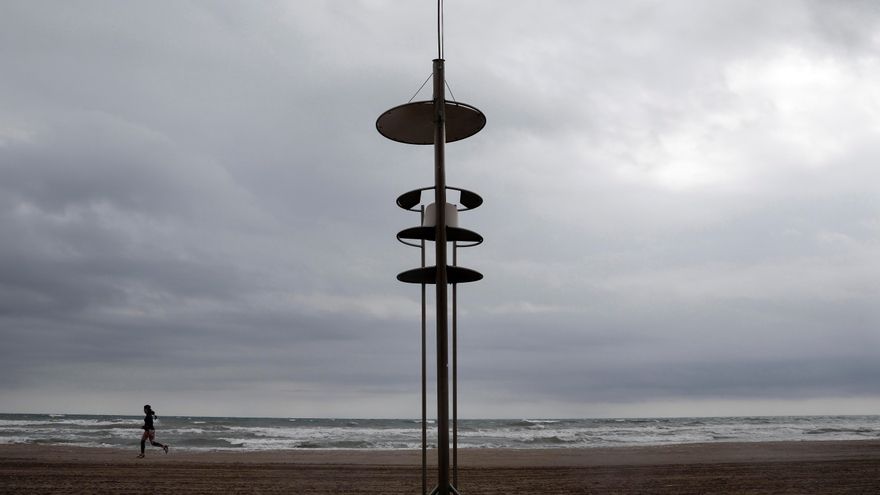 Tiempo ValeHoy, cielos nubosos y viento fuerte en el litoral sudeste y en Canariasncia