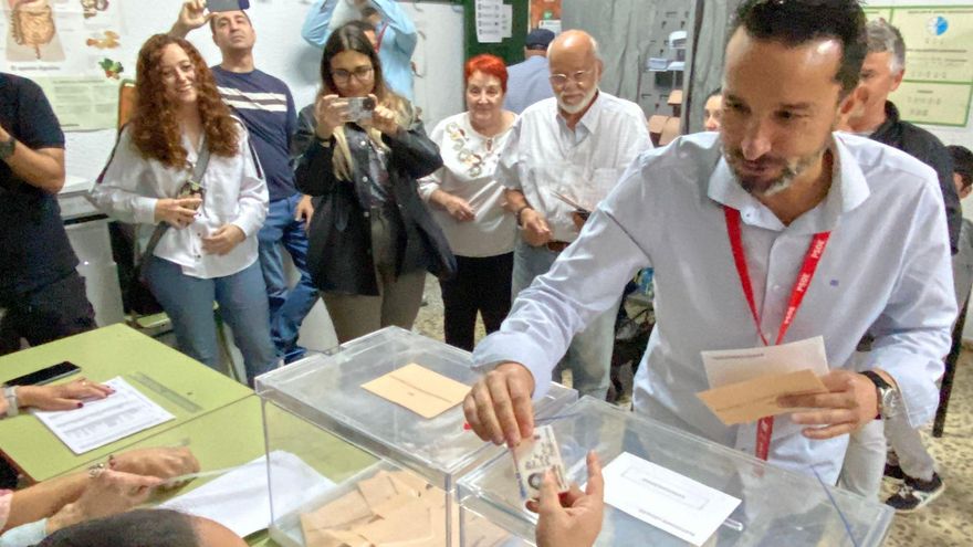 Ricardo Cabezas votando este domingo en Badajoz
