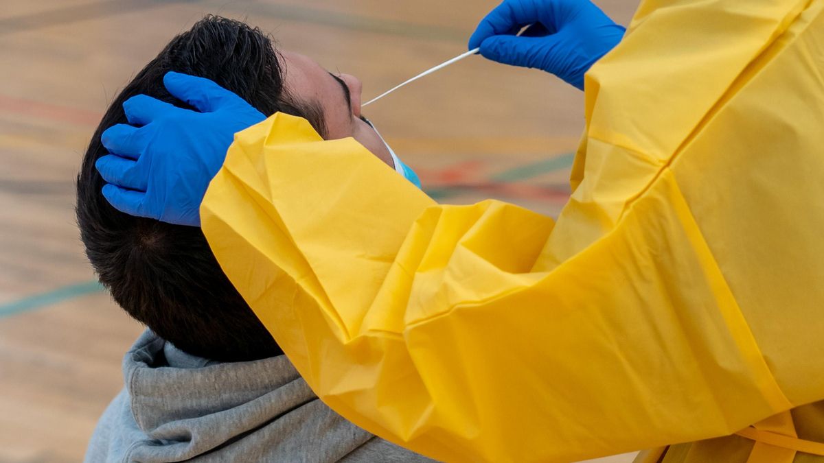Archivo - Sanitarios trabajando durante las pruebas de cribado de covid-19 con test de antígenos en el pabellón deportivo de 'El Paraguas'. En Sevilla (Andalucía, España), a 28 de octubre de 2020.