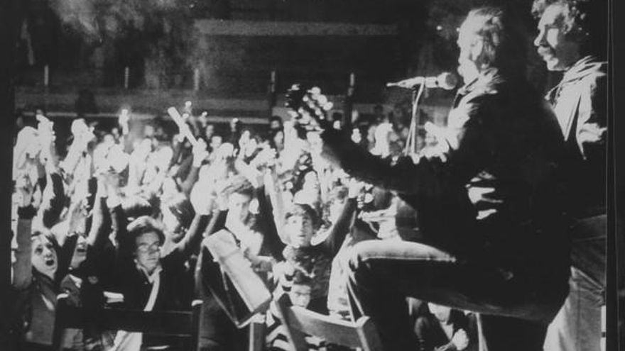 José Antonio Labordeta y Joaquín Carbonell en un recital