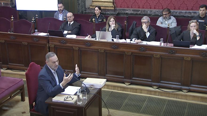 Ábalos responde a las preguntas del fiscal en el juicio.