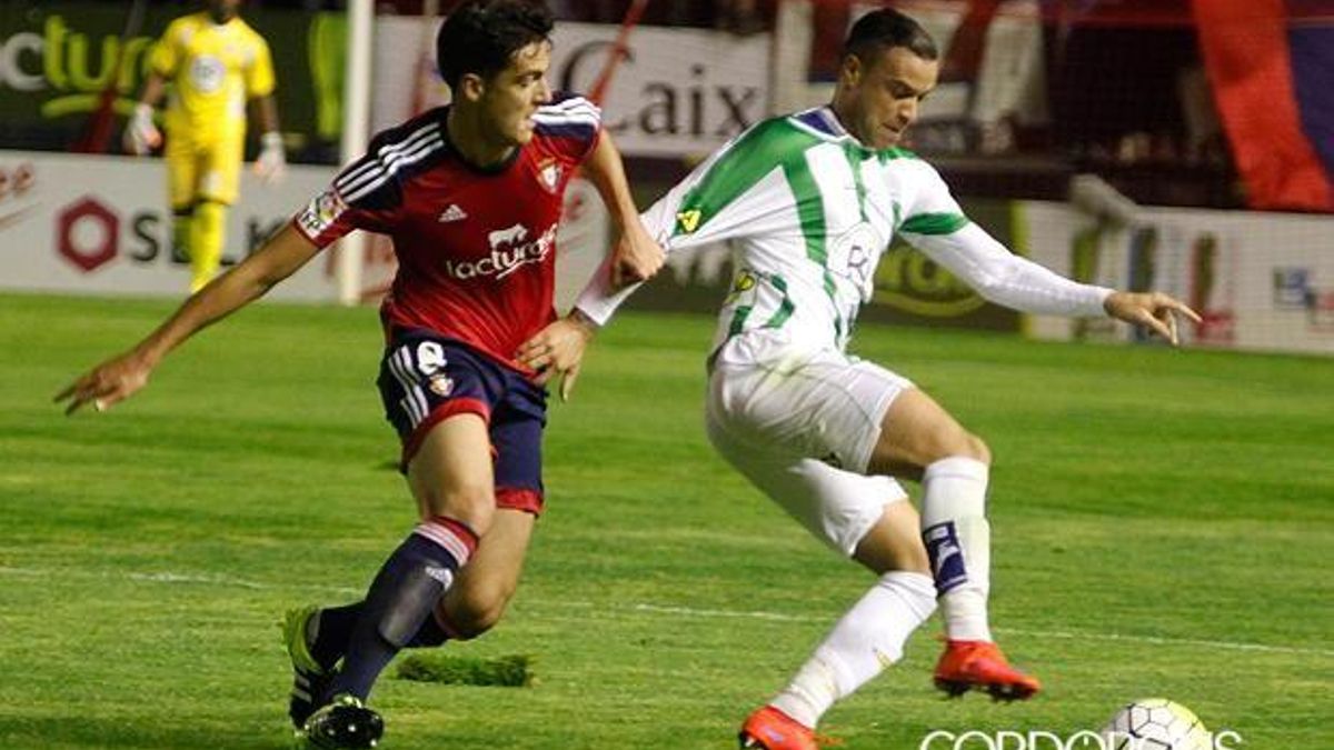 Mikel Merino, ante Raúl de Tomás en El Sadar