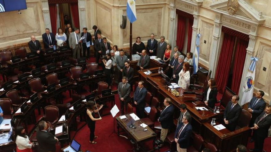 Congresistas argentinos participan el pasado viernes en una sesión del Senado, en Buenos Aires (Argentina).