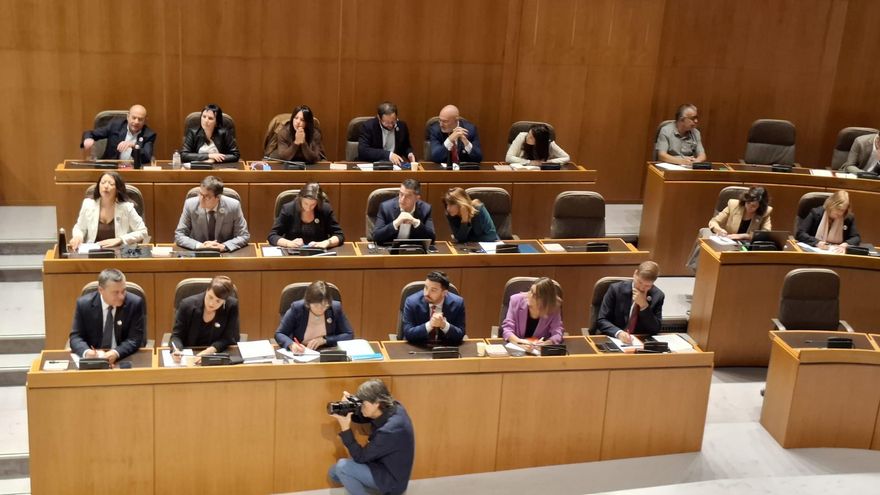 El PSOE aragonés evita aplaudir en las Cortes el premio Cisneros a Lambán y acusa a Azcón de partidismo