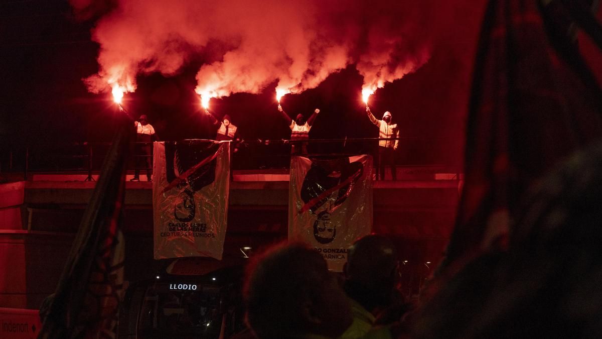 Trabajadores, durante las protestas de este viernes en Amurrio