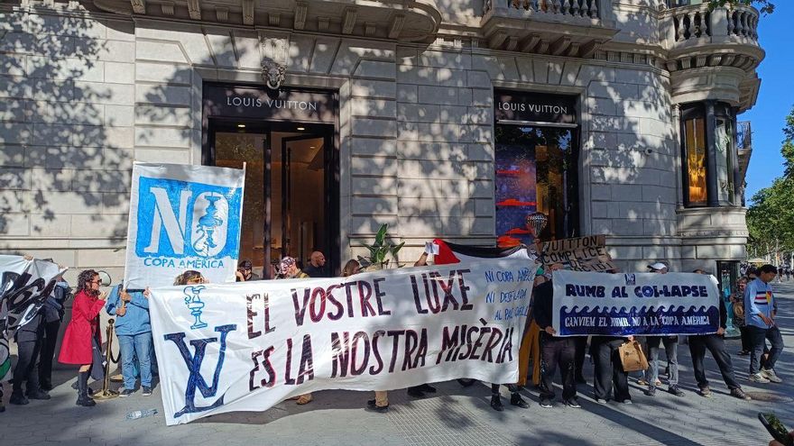 Decenas de manifestantes bloquean una tienda de Louis Vuitton en Barcelona: "Vuestro lujo es nuestra miseria"