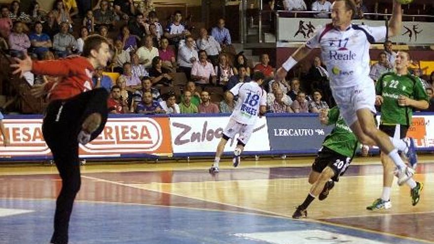 Denis Krivochlykov ejecuta un contraataque del Ademar.