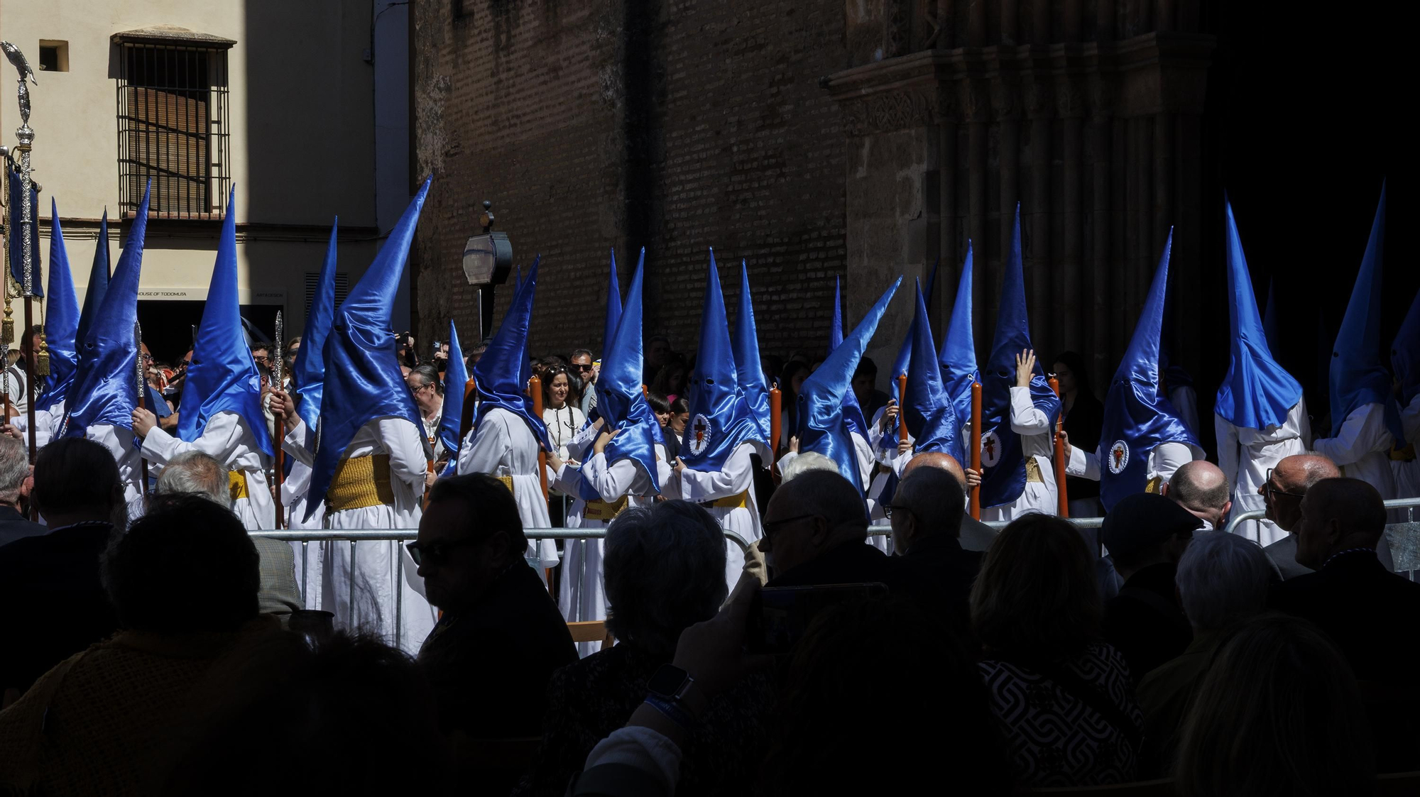 Nazarenos a la salida de la Hermandad de la Hiniesta