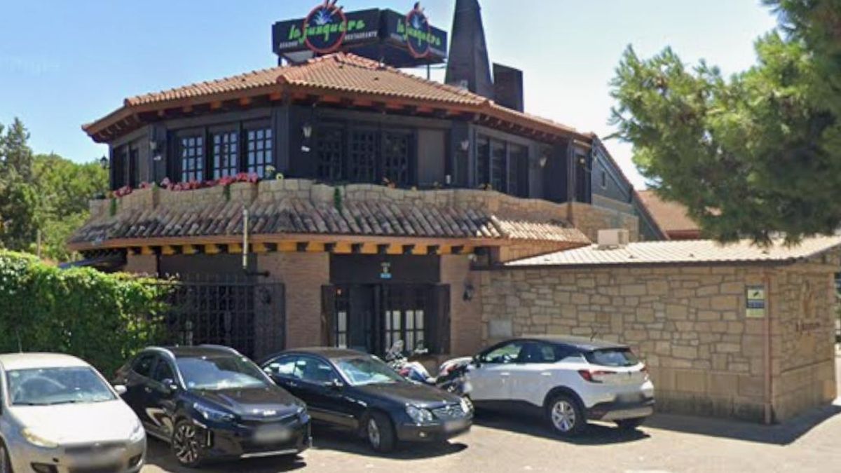 Arde el restaurante La Junquera de Zaragoza: los bomberos trabajan para evitar que el fuego se extienda
