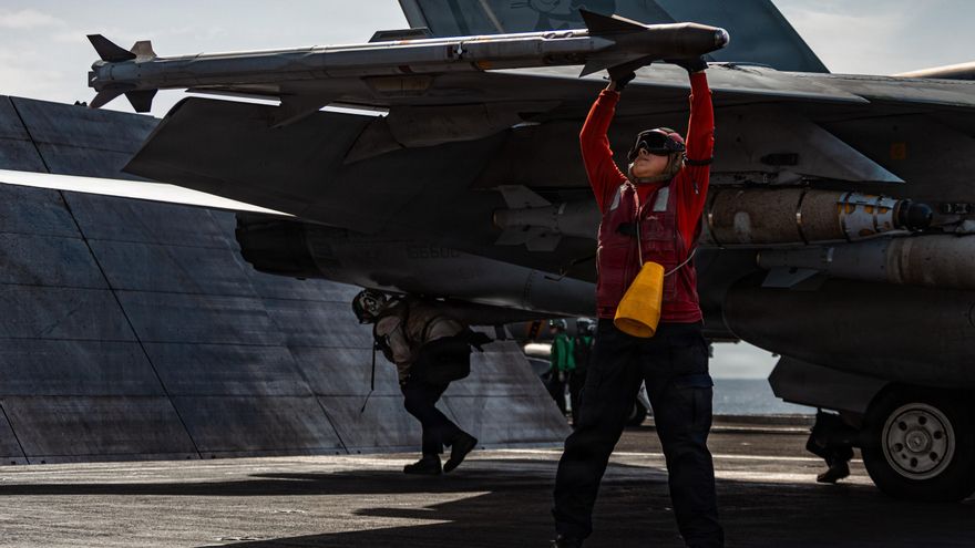 Un armero de la Marina revisa los misiles de un avión de combate antes de su lanzamiento en apoyo de la Operación Epic Fury. Europa Press / Contacto / Navy Handout / U.S. Navy