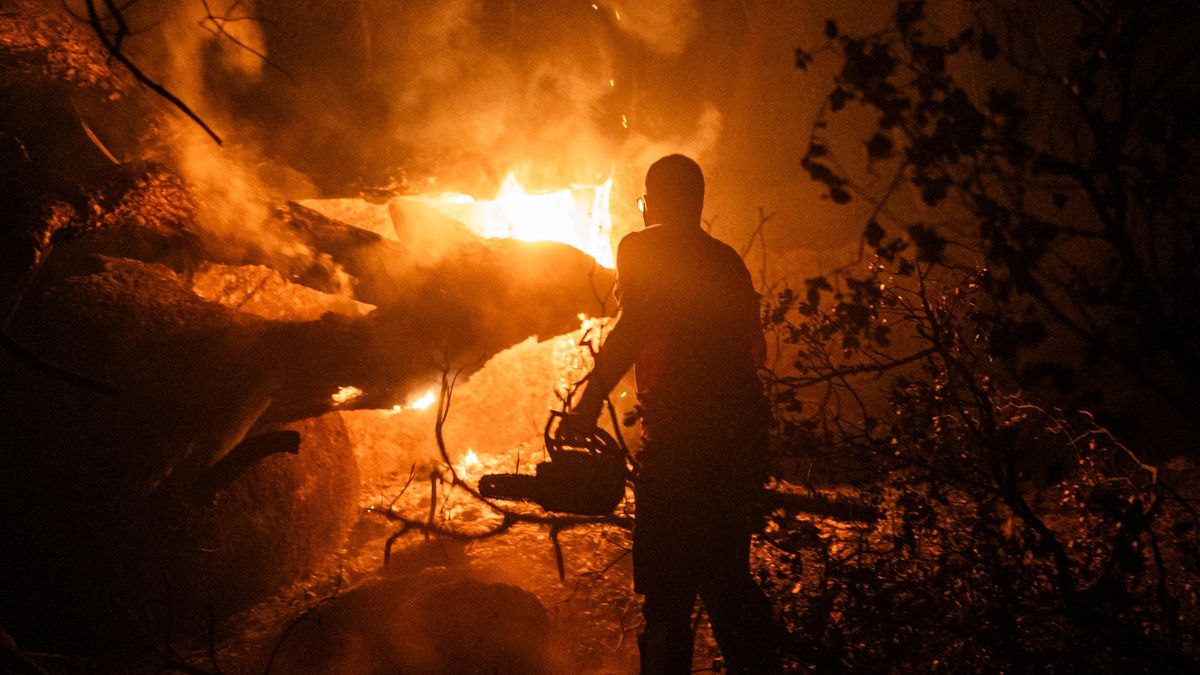 Una persona trabaja en las labores de extinción del incendio forestal, a 26 de julio de 2026, en La Adrada, Ávila, Castilla y León (España). La Adrada, uno de los municipios del Valle del Tiétar (Ávila), ha sido evacuado de forma preventiva este sábado an