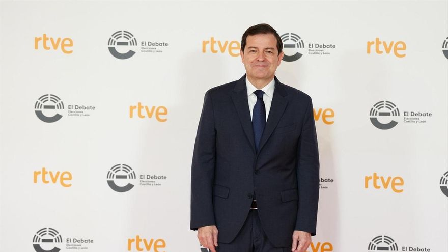 El candidato a la reelección como presidente de la Junta de Castilla y León, Alfonso Fernández Mañueco, posa antes del primer debate de las elecciones autonómicas en Castilla y León, a 5 de marzo de 2026, en Valladolid, Castilla y León (España).