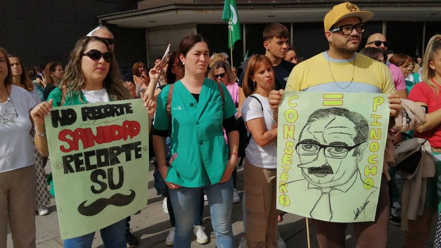 El personal sanitario se concentra en Castilla-La Mancha, "de luto" por los "recortes": "Esto es una esclavitud"