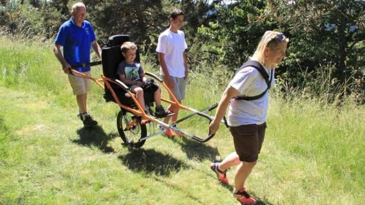 Silla Joëlette para senderismo de personas con discapacidad.