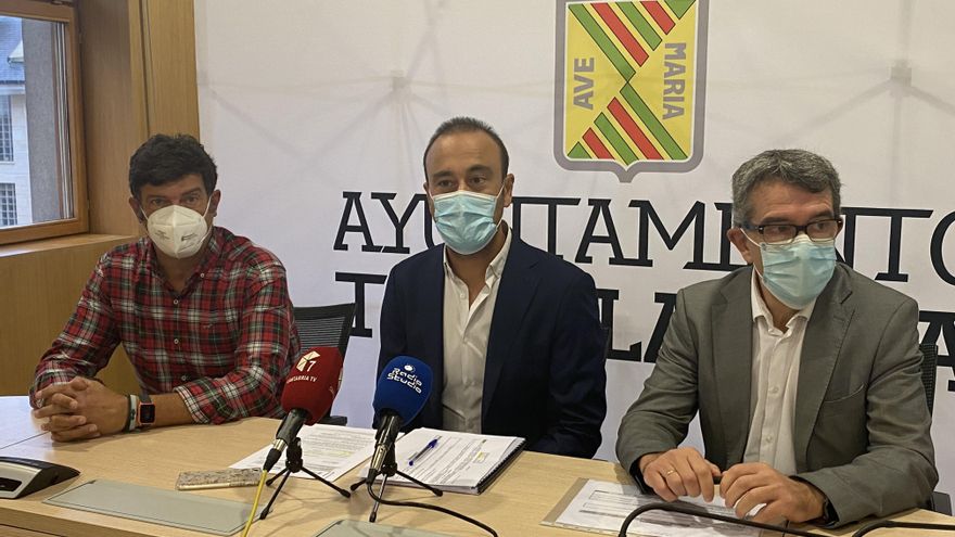 El alcalde de Torrelavega, Javier López Estrada, y los concejales de Hacienda y de Fondos Europeos, Pedro Pérez Noriega y Bernardo Bustillo