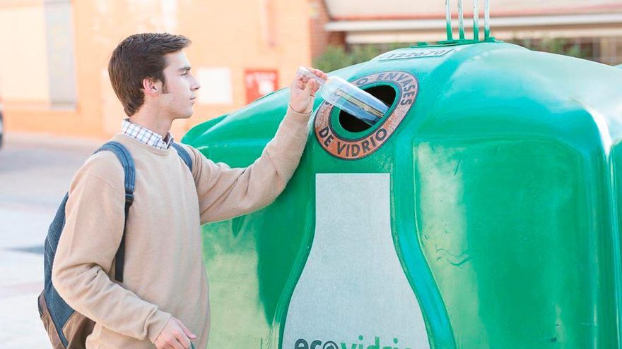 Los cordobeses, los andaluces que menos vidrio reciclan