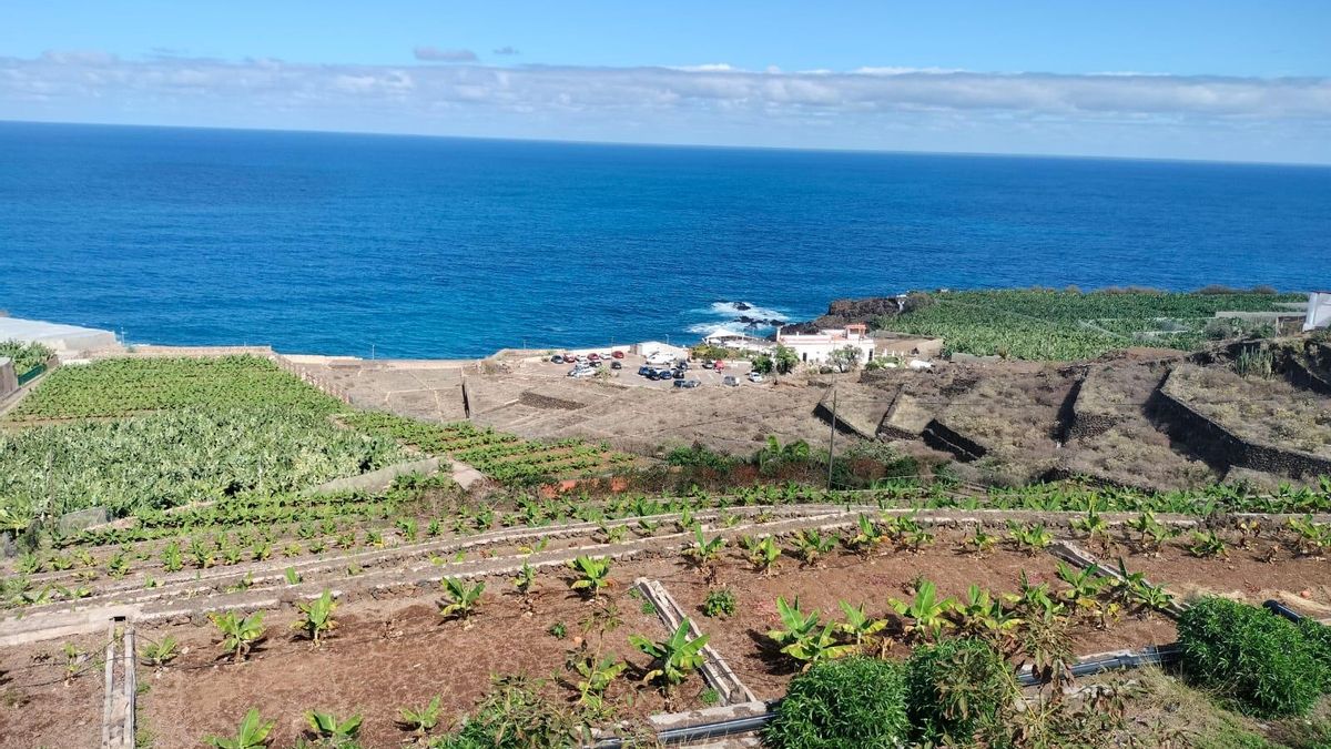 Uno de los aparcamientos del restaurante El Bollullo y vista parcial de El Rincón.