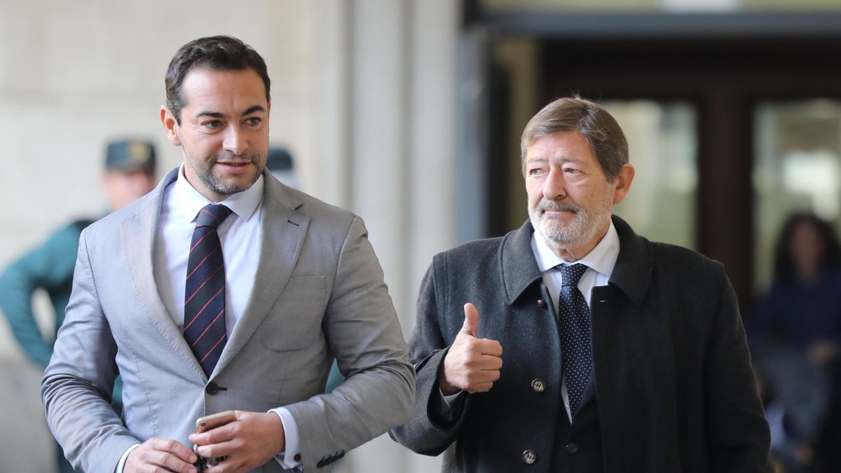El exdirector general de Trabajo Francisco Javier Guerrero junto a su abogado, Rafael Ramírez-García del Junco.