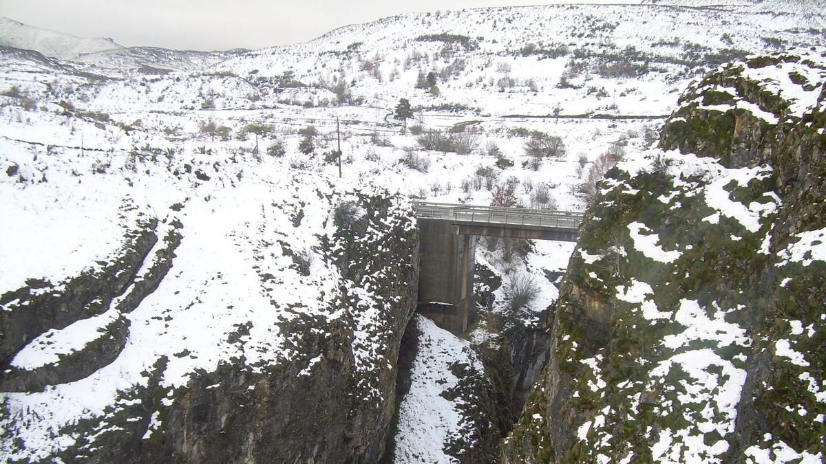 Puente de las Palomas, en la transición entre Laciana y Babia, con nieve, una de las fotos del libro de David Zamorano 'Puentes y pasos sobre el río Sil'. 