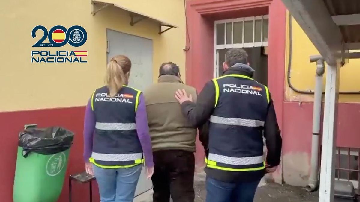 La Policía acompaña al estafador tras ser detenido.