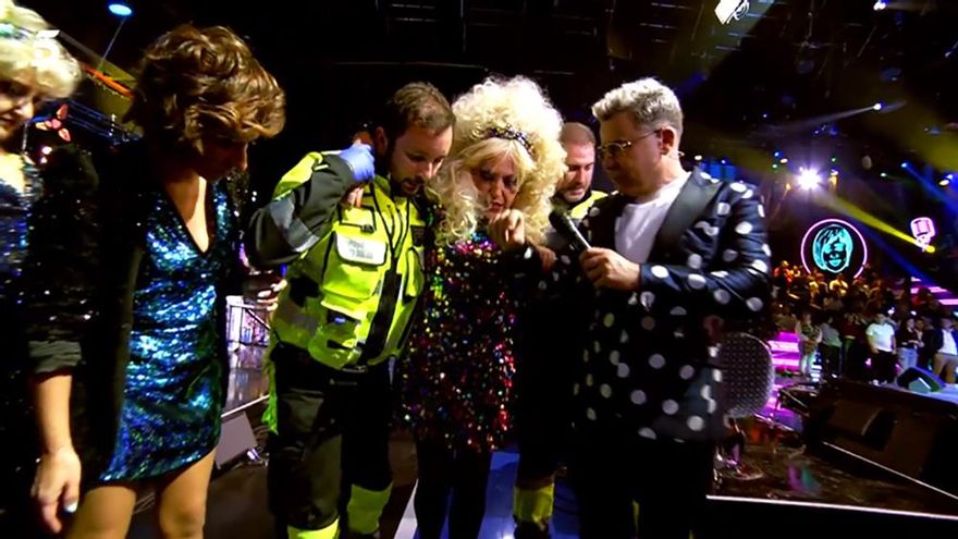 Nuevo accidente en el 'Mediafest': Lydia Lozano tuvo que ser atendida tras caerse en directo