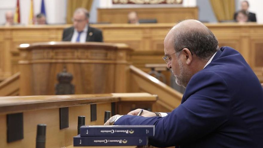 El vicepresidente en primer plano, con el diputado socialista Fernando Mora de fondo