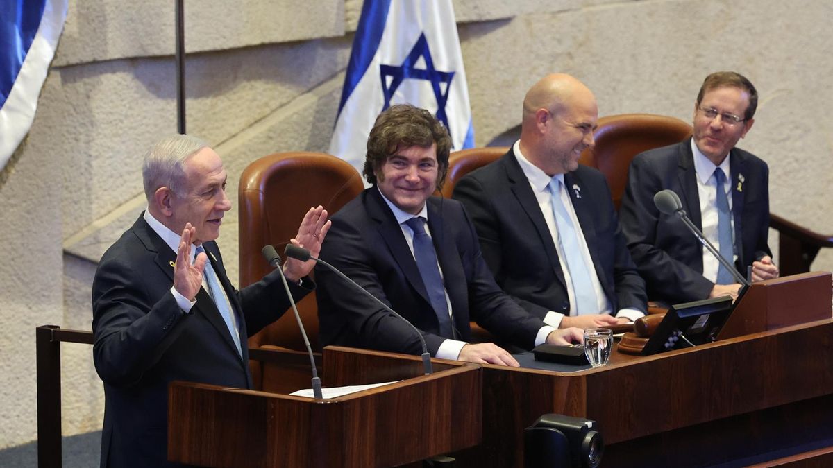 El primer ministro israelí, Benjamín Netanyahu, junto al presidente argentino Javier Milei, el presidente israelí de la Knéset, Amir Ohana, y el presidente israelí Isaac Herzog, durante una sesión plenaria especial en honor a la visita de Milei a la Knéset, en Jerusalén, el 11 de junio de 2025.