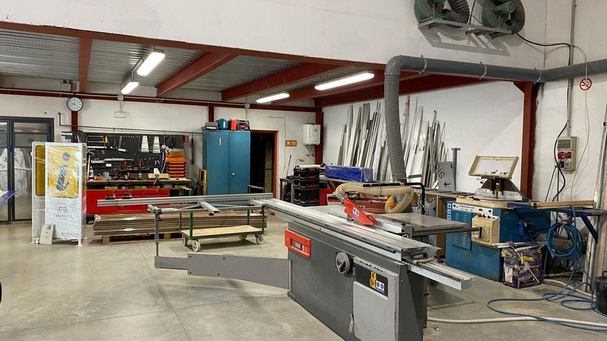 Archivo - Un taller de carpintería metálica.