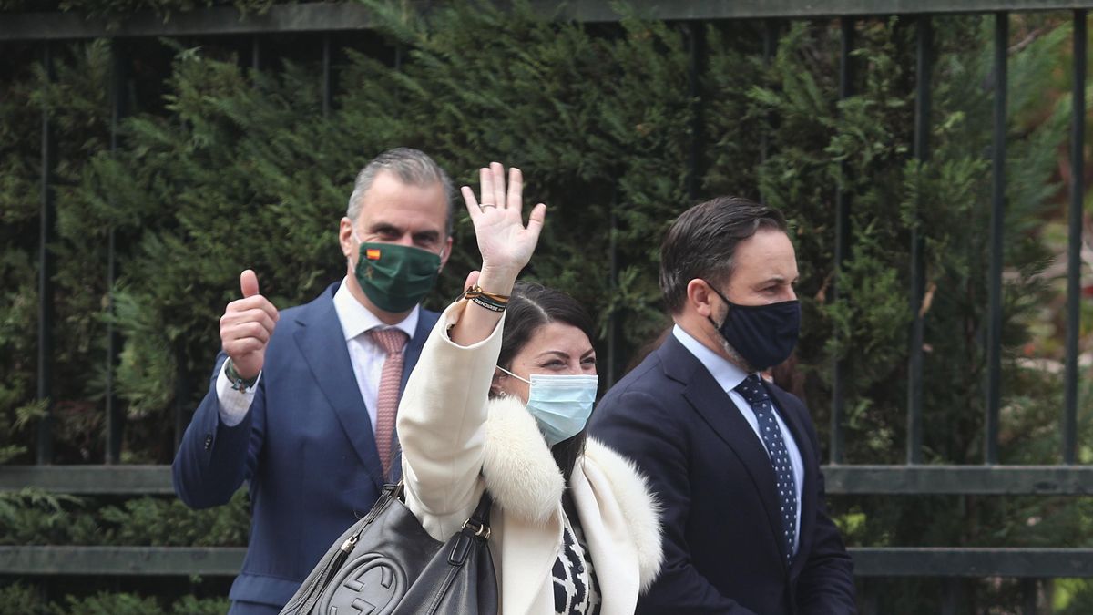 El portavoz de Vox en el Ayuntamiento, Javier Ortega Smith; la secretaria general de Vox en el Congreso de los Diputados, Macarena Olona; y el presidente de Vox, Santiago Abascal