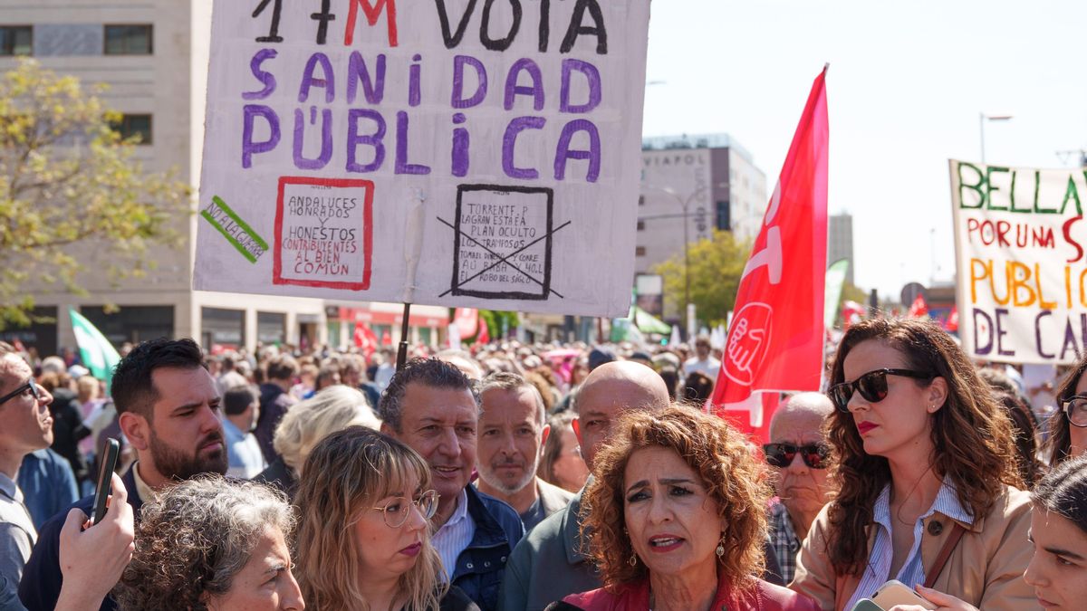 María Jesús Montero, candidata del PSOE, en la manifestación convocada por Marea Blanca por el deterioro de la sanidad andaluza, el pasado 12 de abril en Sevilla.