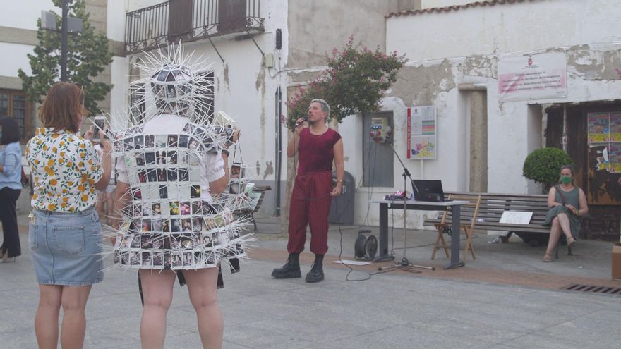 Rev Silver y el espectacular vestido de 'polaroids' de Marta Pinilla en la plaza del pueblo