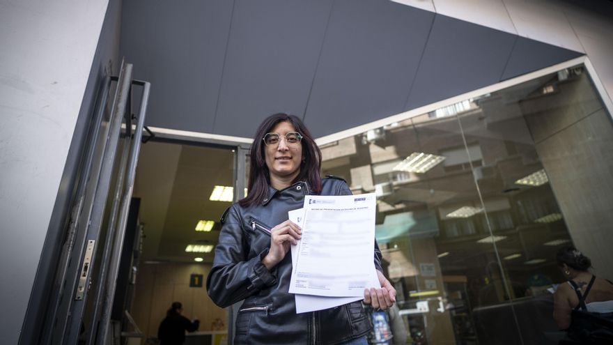 Valeria enseña el documento de registro de la solicitud de regularización de ella y su bebé