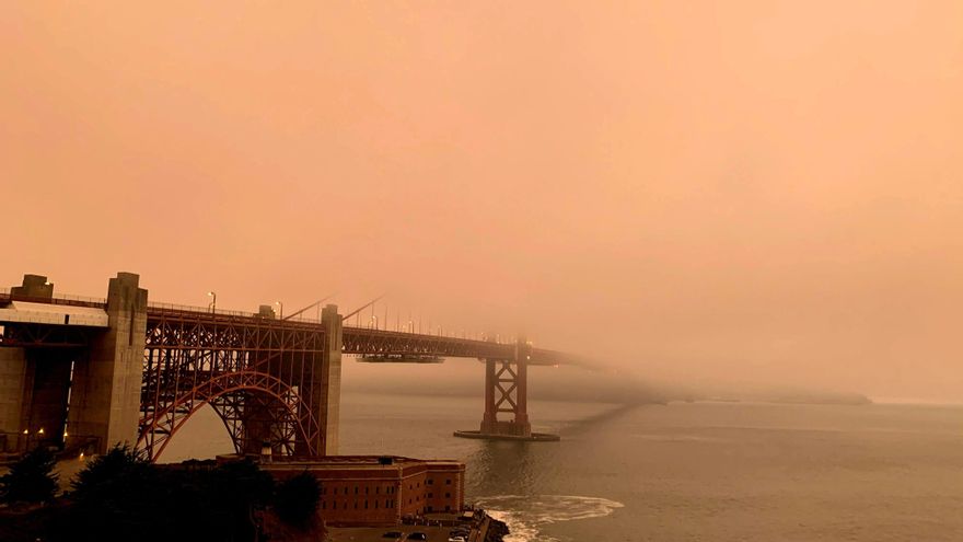 Vista del cielo anaranjado casi rojo que tiñe el ambiente hoy, cerca del puente de San Francisco, California (EE.UU.). EFE/Marc Arcas
