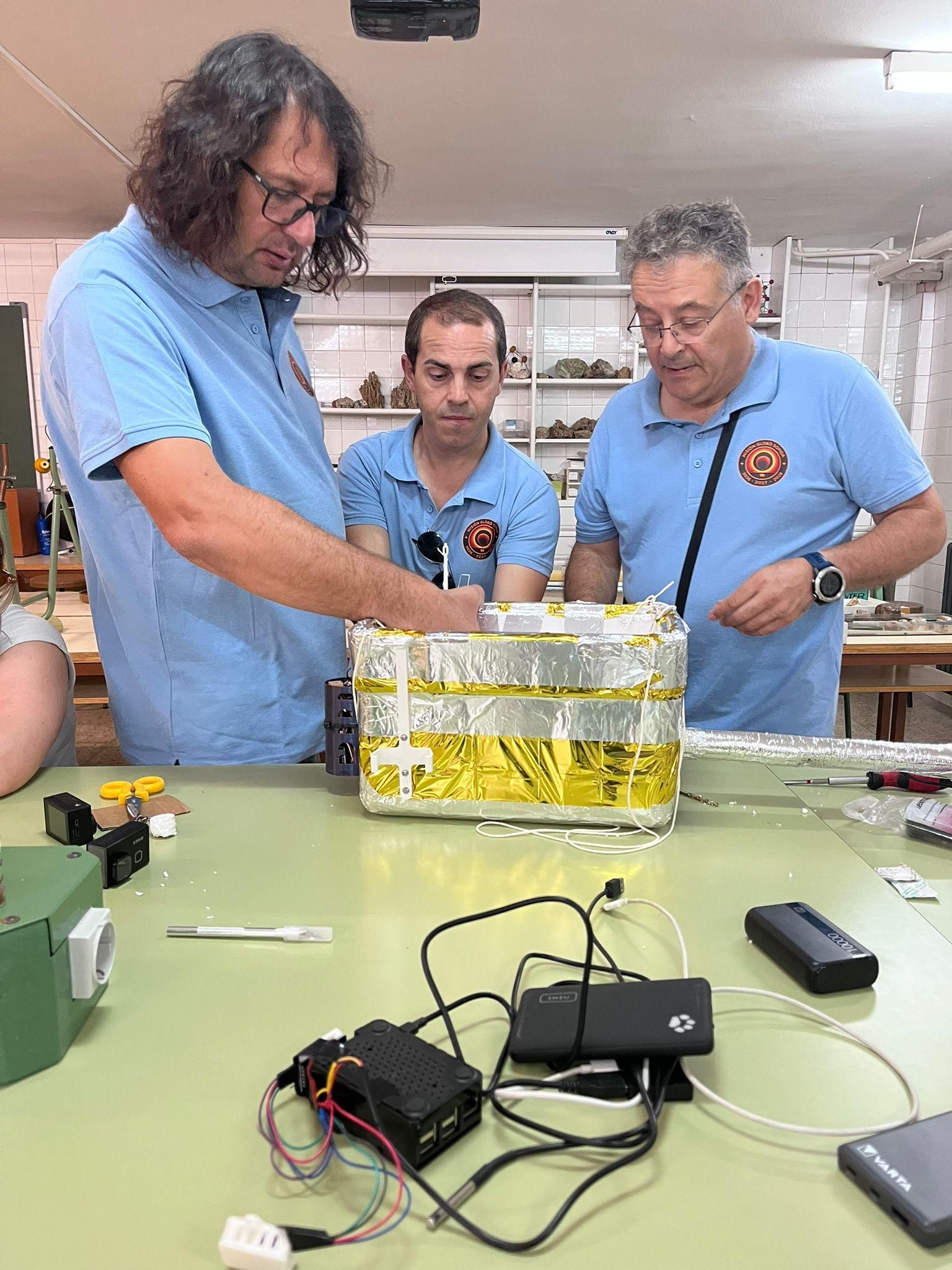 El equipo del IES Fernando Zóbel (Cuenca) montando el compartimento del globo sonda