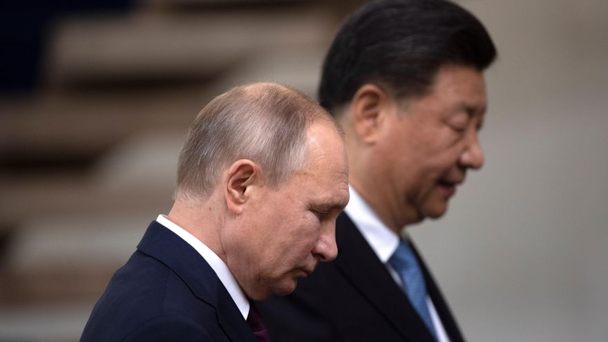 Los presidentes China, Xi Jinping (d) y Rusia, Vladímir Putin (i), llegan para participar en una sesión de la cúpula de los BRICS en Brasilia en 2019. EFE/JOÉDSON ALVES