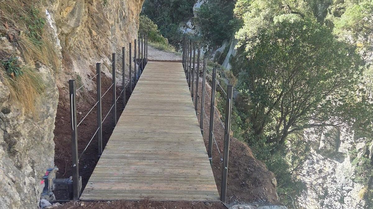 La Ruta del Cares reabre tras concluir la reparación de una pasarela en la vertiente leonesa