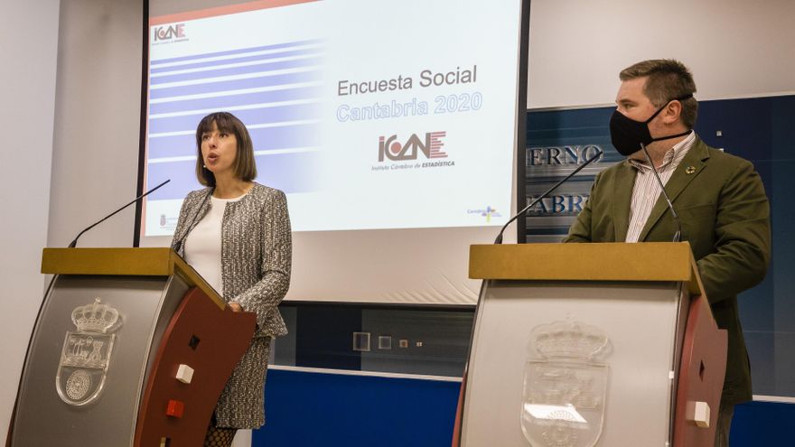 La consejera de Economía y Hacienda, María Sánchez, y el director del Instituto Cántabro de Estadística (ICANE), Héctor Sánchez, presentan la Encuesta Social de Cantabria 2020.