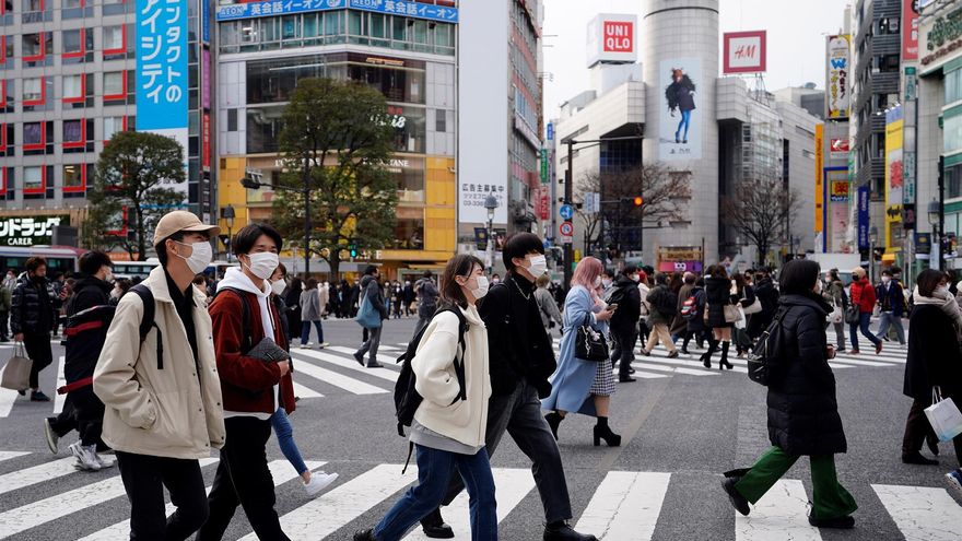 Personas con mascarilla por la calle.