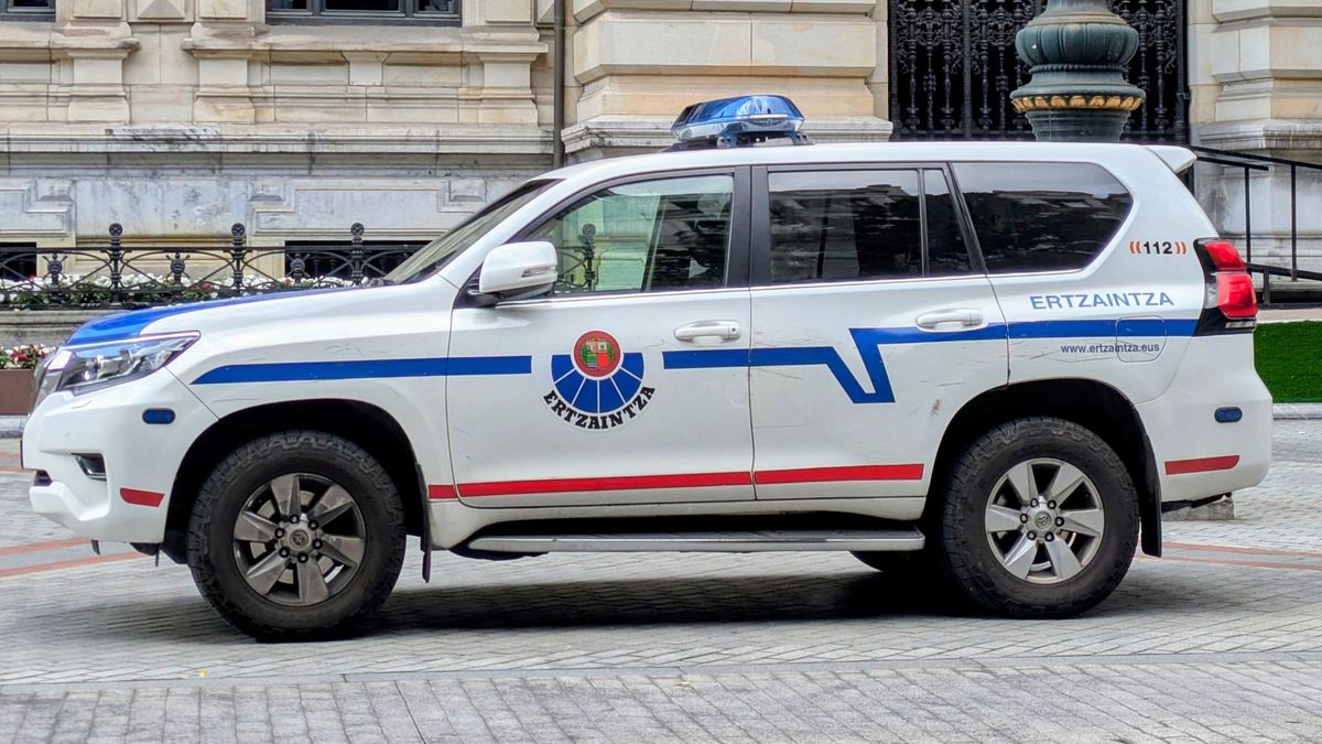 Archivo - Coche de Ertzaintza en Bilbao