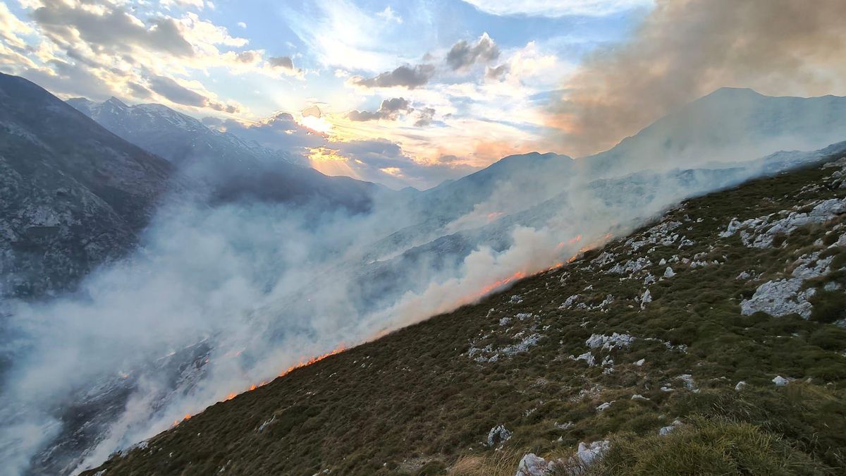 Cantabria mantiene el nivel máximo de alerta contra incendios con dos fuegos activos