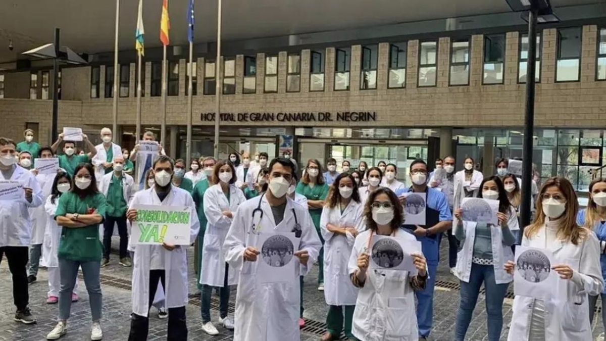 Imagen de archivo de una concentración de médicos frente al Hospital Universitario de Gran Canaria Doctor Negrín. SEMCA
