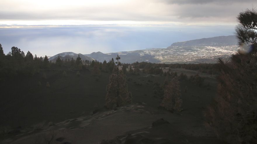 El cono volcánico y el Valle de Aridane desde el mirador del Jable. (ALEJANDRO RAMOS)