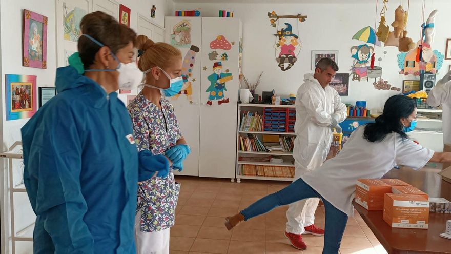 Personal sanitario se prepara la realización de test.