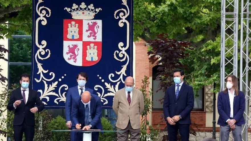 Firma del pacto de recuperación económica de Castilla y León. / Rubén Cacho / ICAL