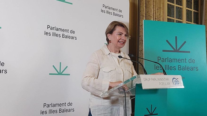 La portavoz parlamentaria adjunta del PP, Marga Durán, en una rueda de prensa