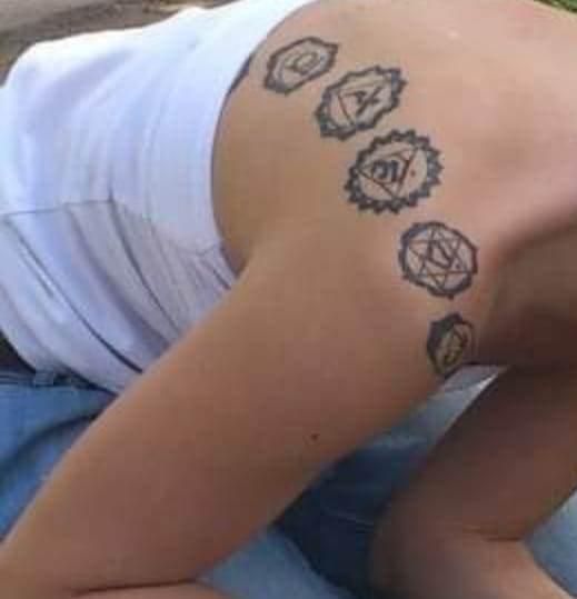 Natalia Hernández tiene un tatuaje (en la imagen) desde la parte anterior  del hombro derecho hasta mitad de la espalda. SOS DESAPARECIDOS