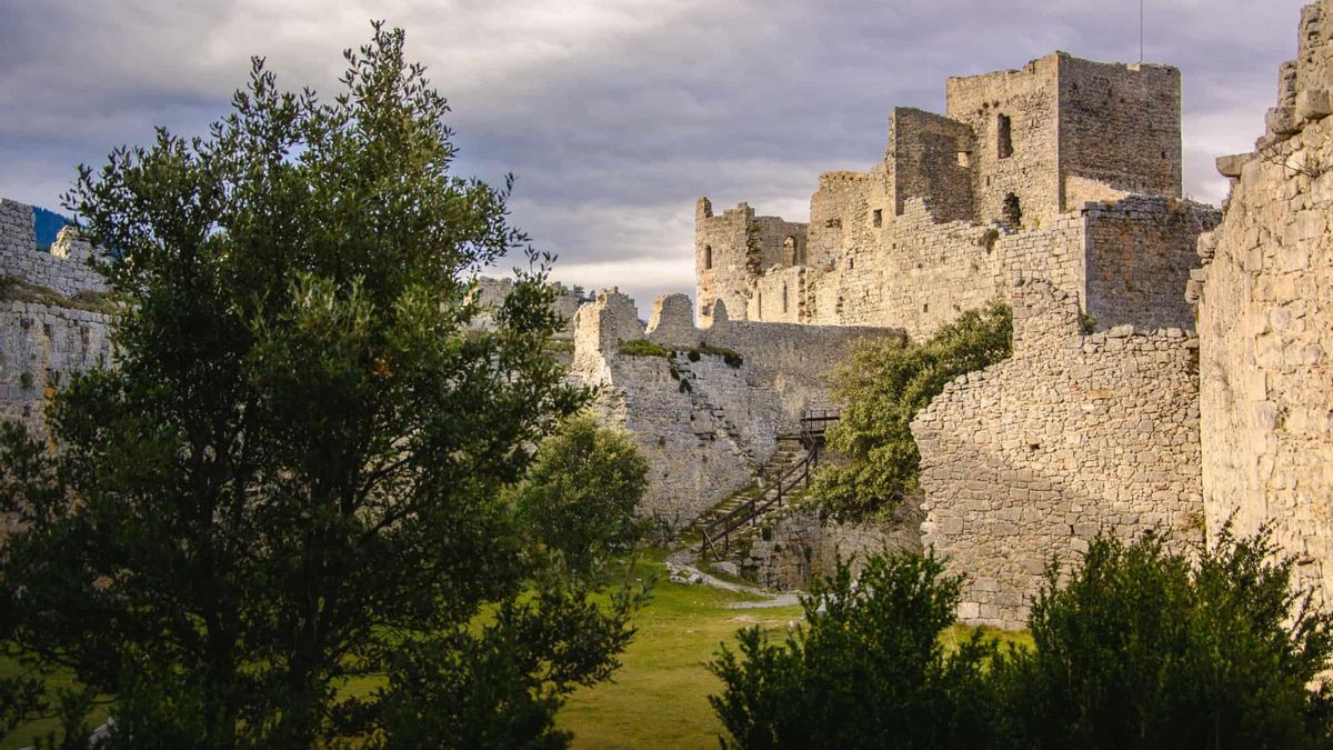 Construido a casi 700 metros de altura, este inexpugnable castillo fue el más meridional de Francia durante cuatro siglos